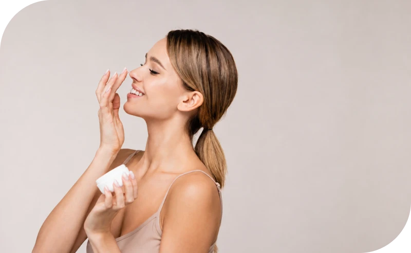 Application d'une crème sur le nez dans le cadre d'une routine de soin