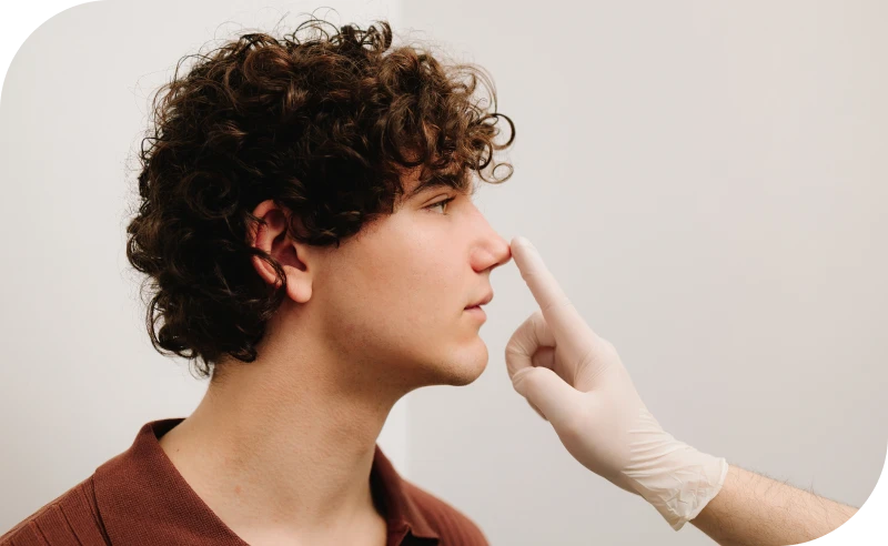 Évaluation de la morphologie du nez lors d'une consultation de rhinoplastie