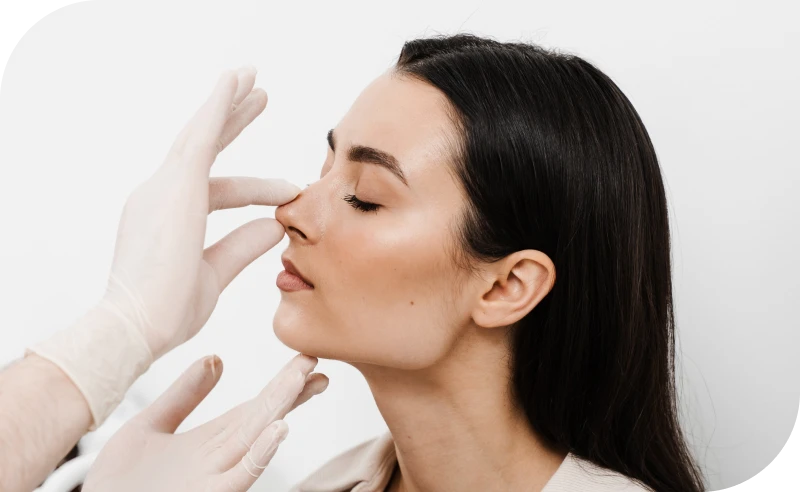 Examen clinique du nez lors d'une consultation de rhinoplastie