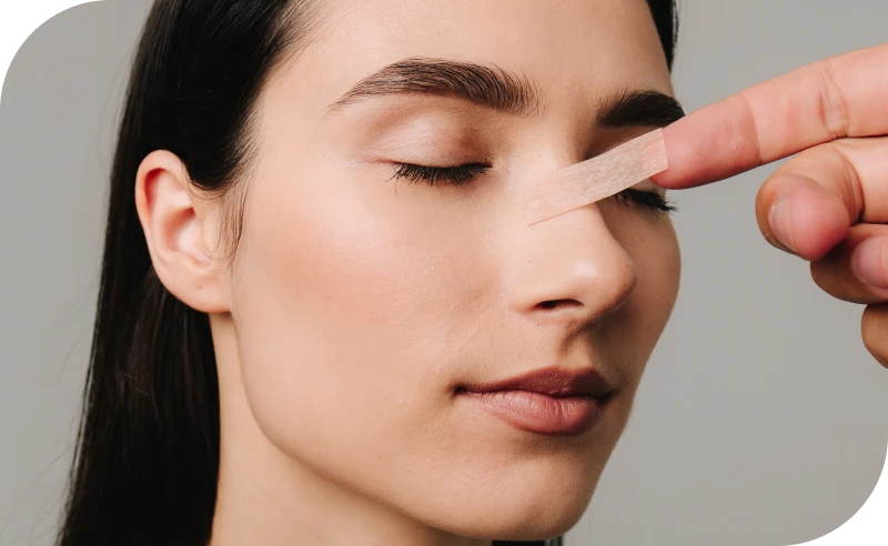 Bande adhésive appliquée sur le nez avant une rhinoplastie